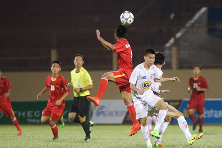 U19 Việt Nam (áo đỏ) giành quyền vào chơi chung kết.